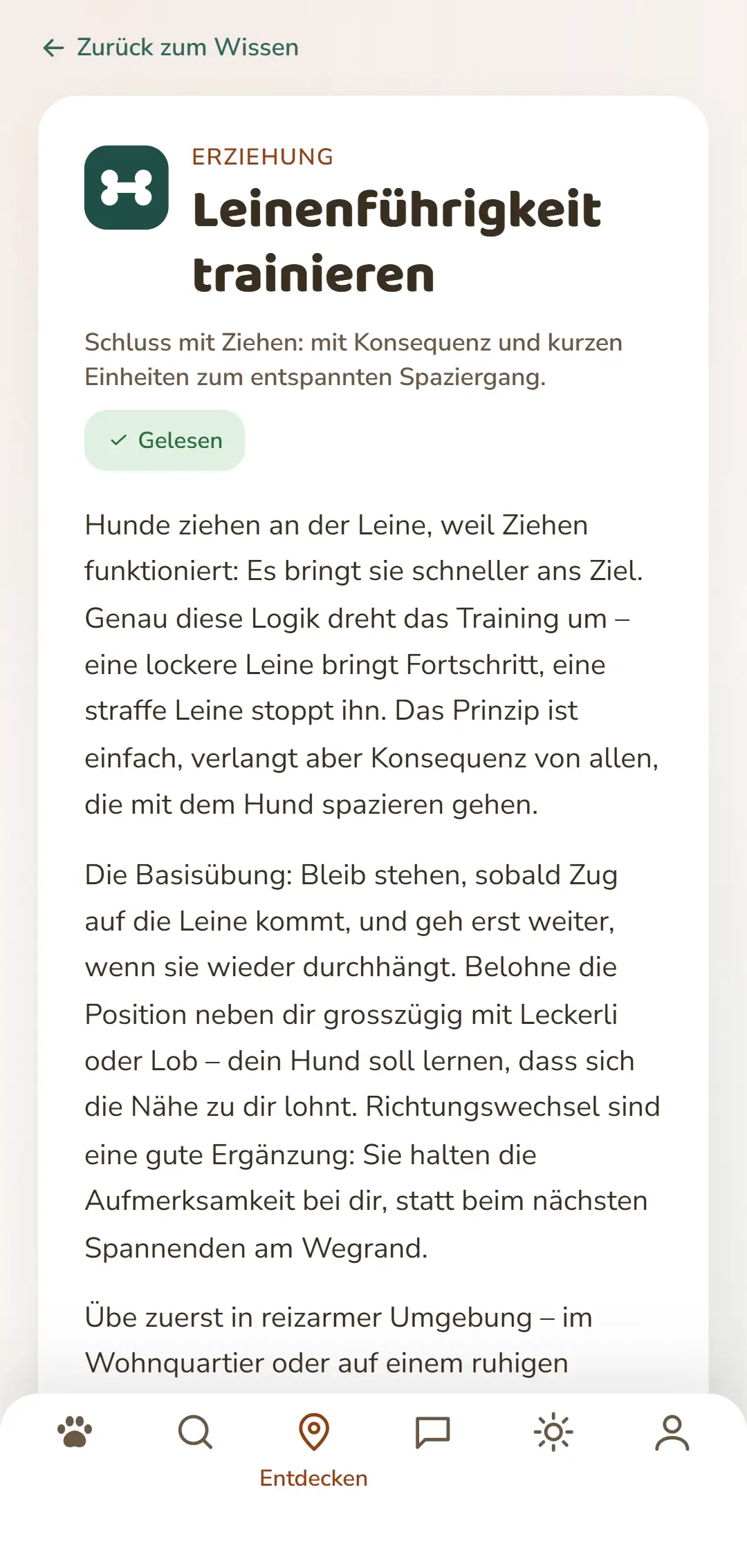 Bildschirmfoto der DOGSY-App: ein geöffneter Wissens-Beitrag. Zuoberst der Rückweg zur Liste, darunter die vier Reiter Guide, Events, Wissen und Tiernotfall. Es folgen das farbige Rubrik-Symbol, die Rubrik in Grossbuchstaben, der Titel, ein kurzer Anriss und mehrere Absätze Fliesstext. Ganz unten die Navigationsleiste der App. Die Aufnahme erscheint in der Sprache dieser Seite.