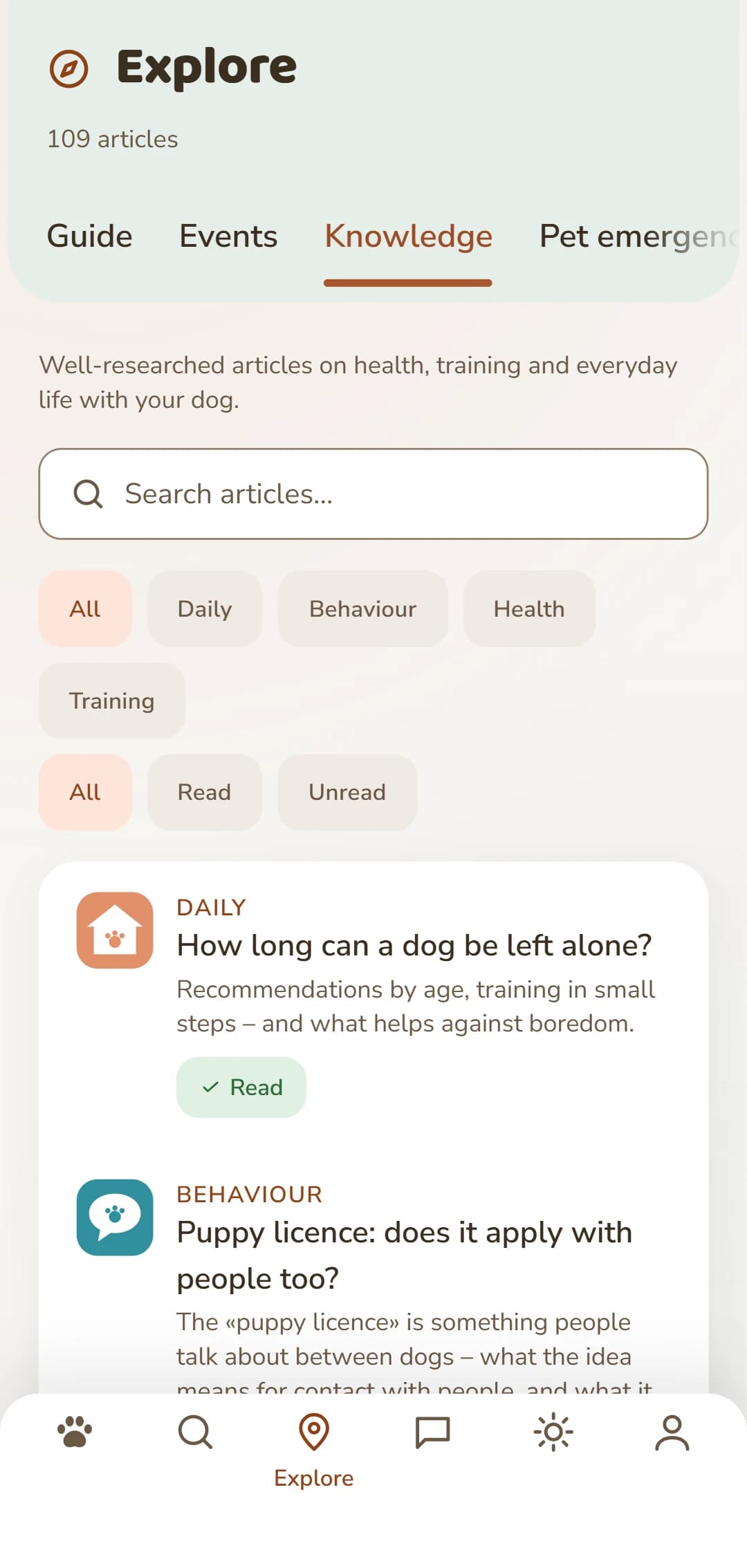 Screenshot of the DOGSY app in the Discover tab: at the top the number of articles, below it the four tabs Guide, Events, Knowledge and Pet emergency. Then a search field and rounded category filters – All, Everyday life, Health, Behaviour, Training. Below that the articles as cards: a coloured category icon on the left, next to it the category in capitals, the title and a short teaser. The app's navigation bar sits at the very bottom. The screenshot is shown in this page's language.