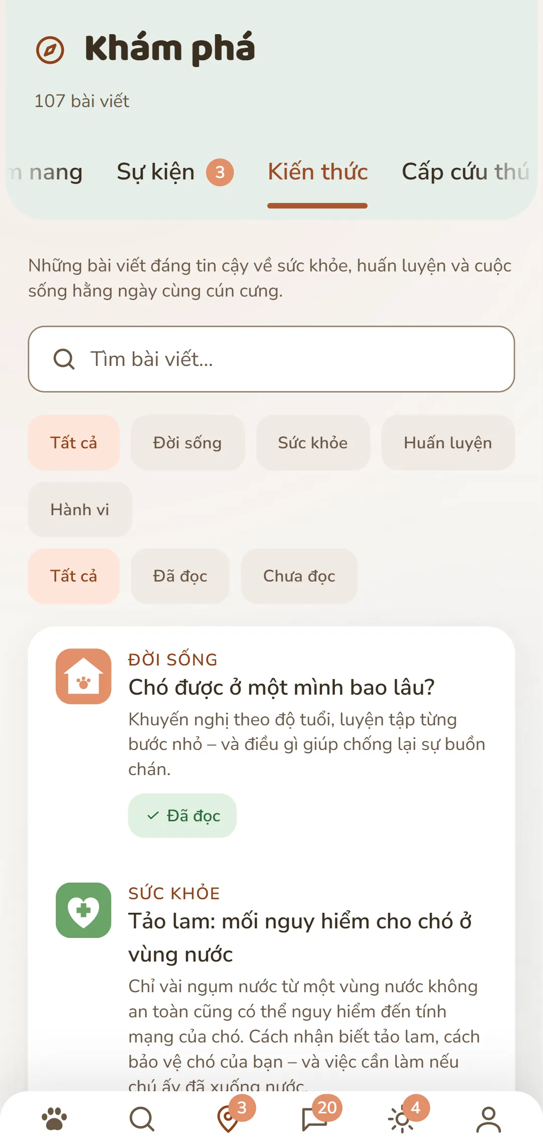 Ảnh chụp màn hình của ứng dụng DOGSY trong thẻ «Khám phá»: trên cùng là số lượng bài viết, bên dưới là bốn thẻ Guide, Events, Kiến thức và Cấp cứu thú cưng. Tiếp theo là một ô tìm kiếm và các bộ lọc chuyên mục bo tròn – Tất cả, Đời thường, Sức khoẻ, Hành vi, Huấn luyện. Bên dưới là các bài viết dạng thẻ: bên trái là biểu tượng chuyên mục có màu, cạnh đó là tên chuyên mục viết hoa, tiêu đề và một đoạn dẫn ngắn. Dưới cùng là thanh điều hướng của ứng dụng. Ảnh chụp màn hình hiển thị bằng ngôn ngữ của trang này.